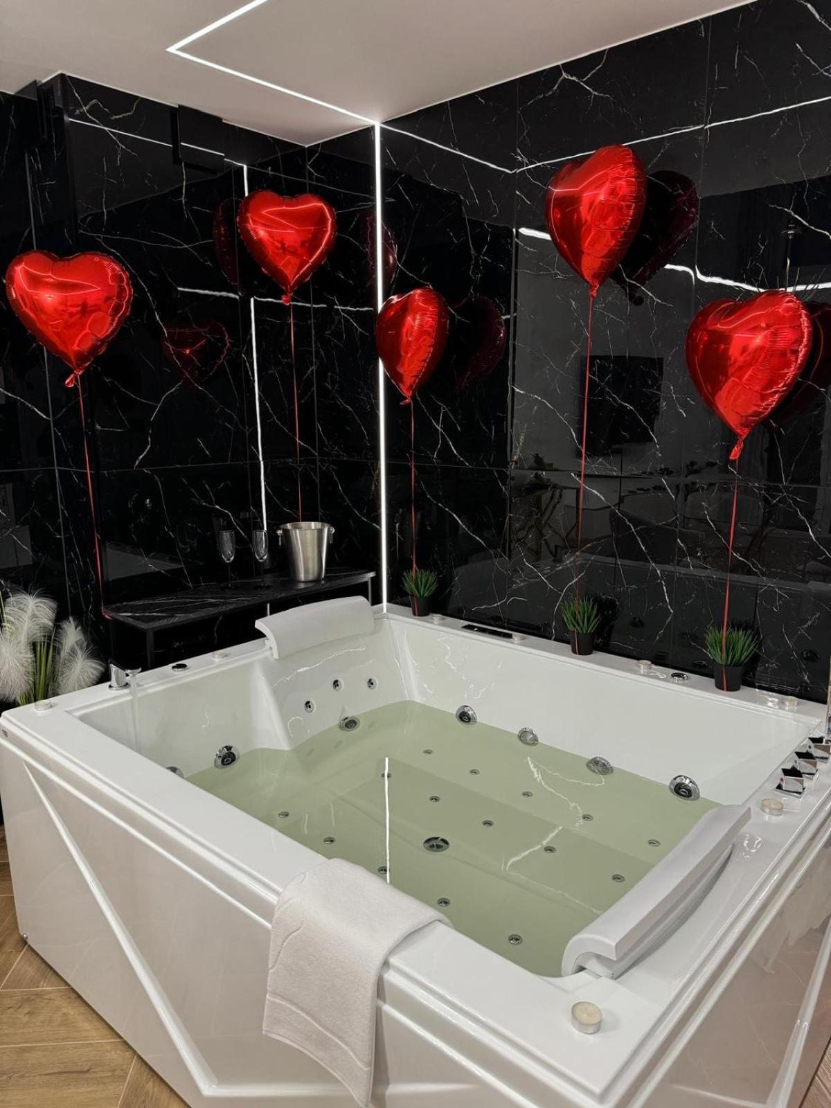 Apartament Z Jacuzzi Na Wylacznosc Dolina Baryczy Zmigrod Exterior foto