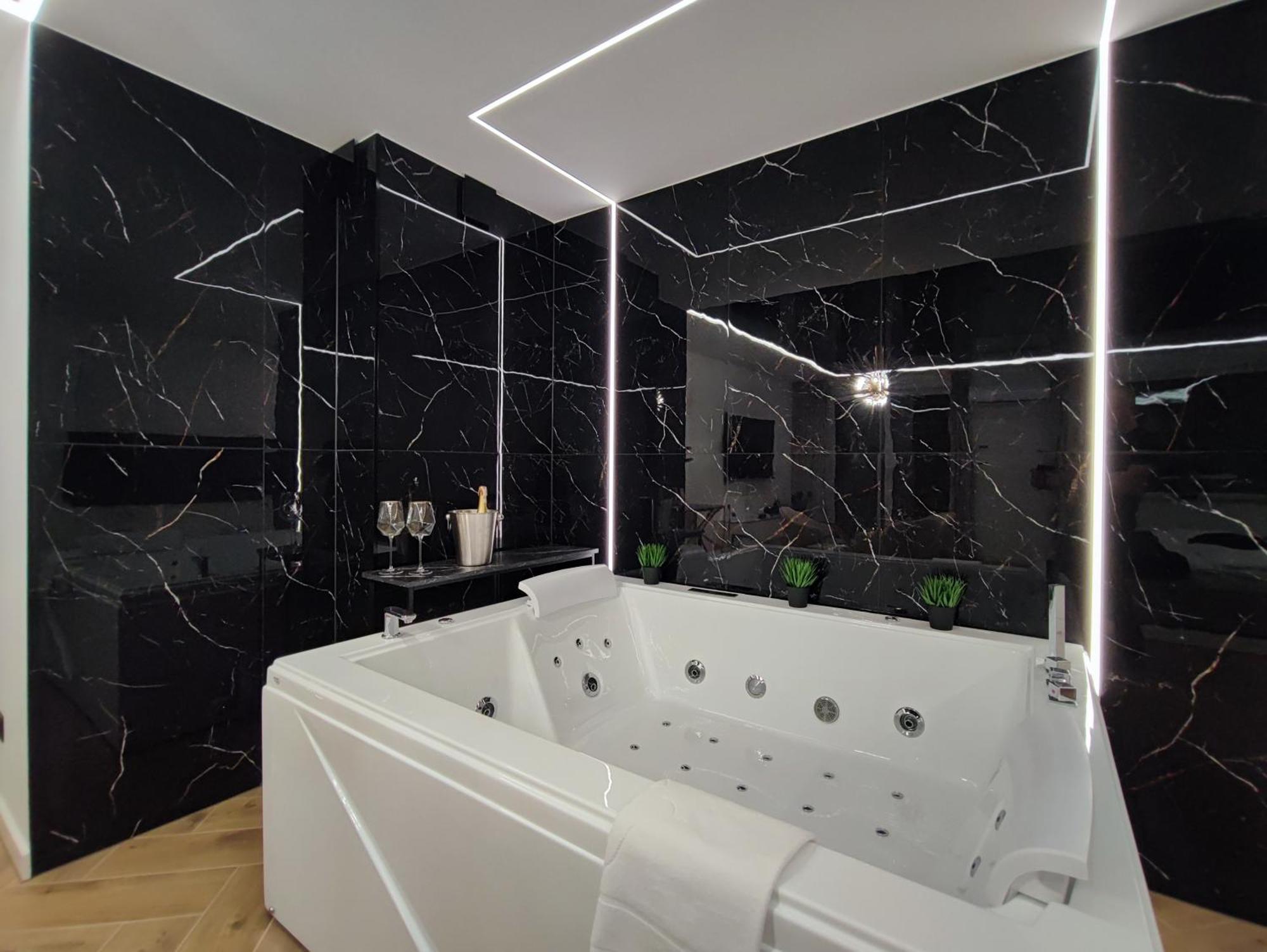 Apartament Z Jacuzzi Na Wylacznosc Dolina Baryczy Zmigrod Exterior foto